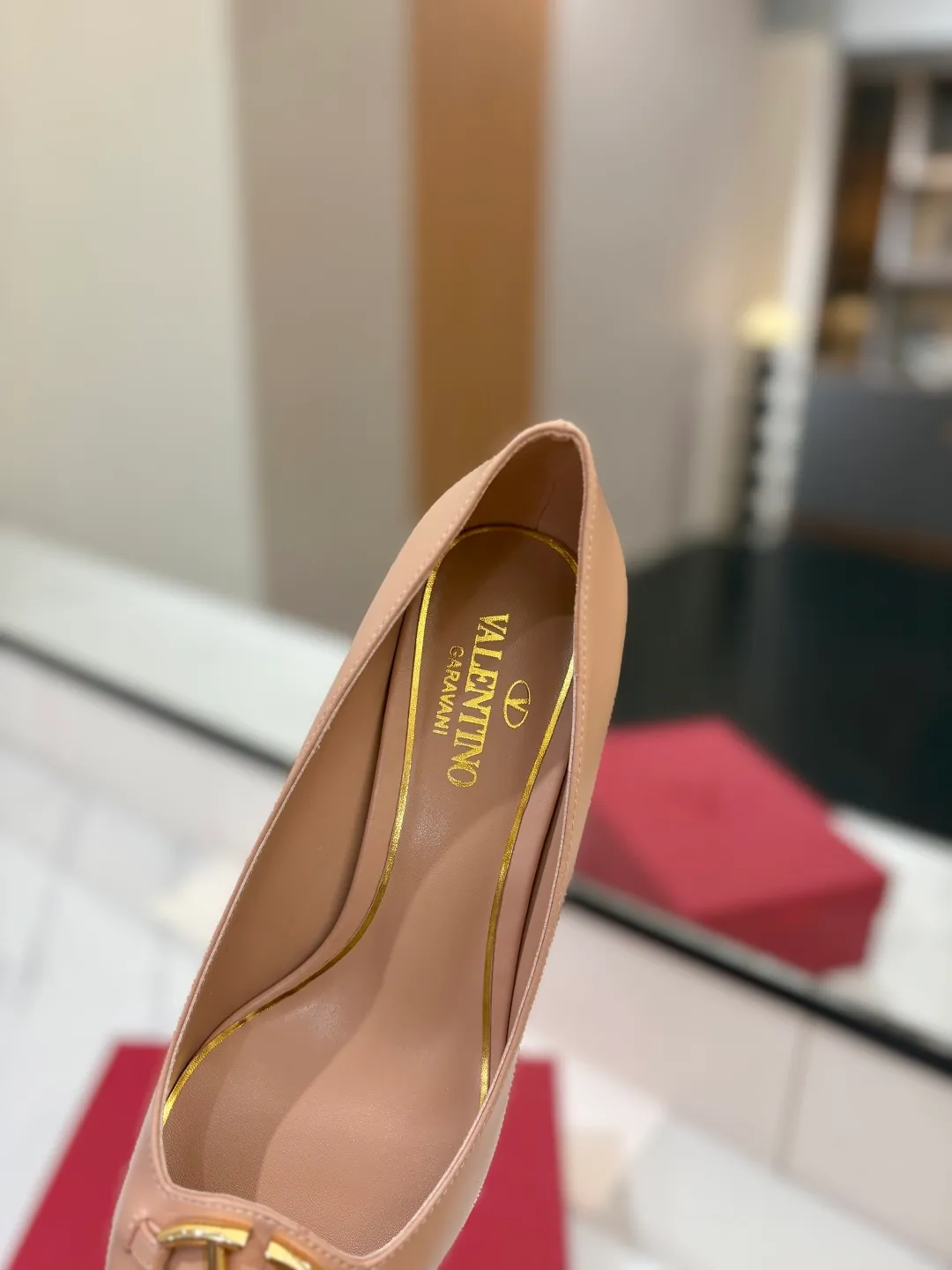 💕💕Factory direct selling price p520💕💕 VALENTINO’s hottest new high-heeled shoes, latest logo buckle, perfect combination with sexy pointed toe❤️‍🔥❤️‍🔥❤️‍🔥❤️‍🔥It is simply the pinnacle of summer fashion💖💖💖💖original replica Upper: patent leather, subleather Outsole: Italian leather outsole Heel height: 6.5cm Size: 35-39 (40 41 42 customized, non-refundable and non-exchangeable)
